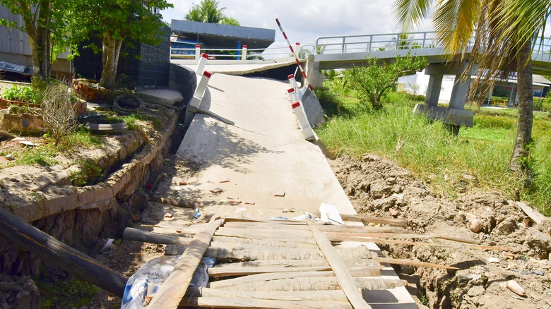 C&agrave; Mau: Hạn mặn khốc liệt, cầu v&agrave; đường tiền tỷ sụp xuống s&ocirc;ng- Ảnh 2.