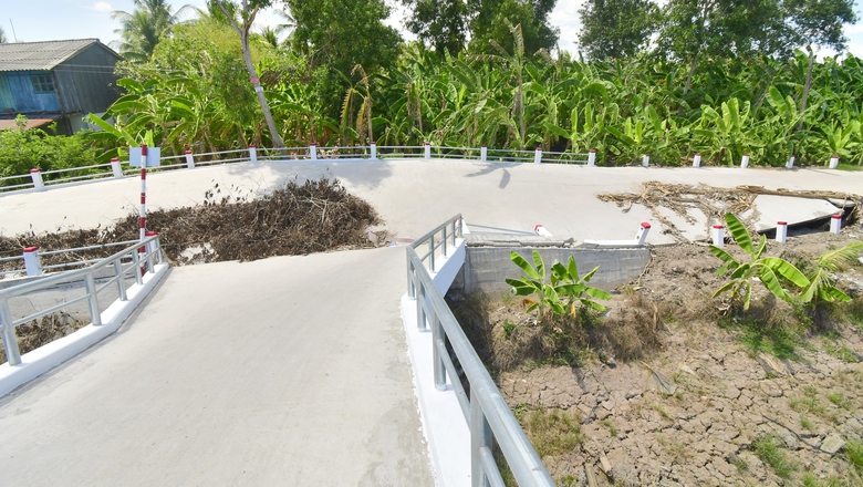 C&agrave; Mau: Hạn mặn khốc liệt, cầu v&agrave; đường tiền tỷ sụp xuống s&ocirc;ng- Ảnh 5.