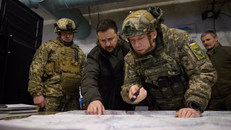 Tổng tư lệnh qu&acirc;n đội Ukraine cho biết binh l&iacute;nh đ&atilde; phải r&uacute;t lui về c&aacute;c cứ điểm mới nằm về ph&iacute;a t&acirc;y sau khi đối phương tiến đến v&agrave; tập trung lực lượng, đồng thời k&ecirc;u gọi phương T&acirc;y viện trợ vũ kh&iacute; cho Kiev.