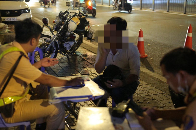 "Nhậu 4 lon mừng lễ", tài xế công nghệ bị phạt 7 triệu, tước bằng 23 tháng- Ảnh 2. "Nhậu 4 lon mừng lễ", tài xế công nghệ bị phạt 7 triệu, tước bằng 23 tháng- Ảnh 2.