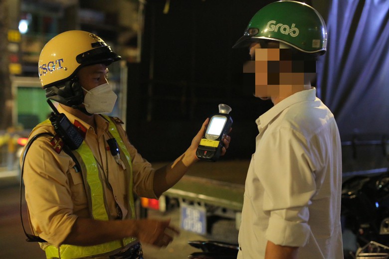 "Nhậu 4 lon mừng lễ", tài xế công nghệ bị phạt 7 triệu, tước bằng 23 tháng- Ảnh 1. "Nhậu 4 lon mừng lễ", tài xế công nghệ bị phạt 7 triệu, tước bằng 23 tháng- Ảnh 1.