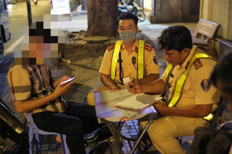 "Nhậu 4 lon mừng lễ", tài xế công nghệ bị phạt 7 triệu, tước bằng 23 tháng- Ảnh 3. "Nhậu 4 lon mừng lễ", tài xế công nghệ bị phạt 7 triệu, tước bằng 23 tháng- Ảnh 3.