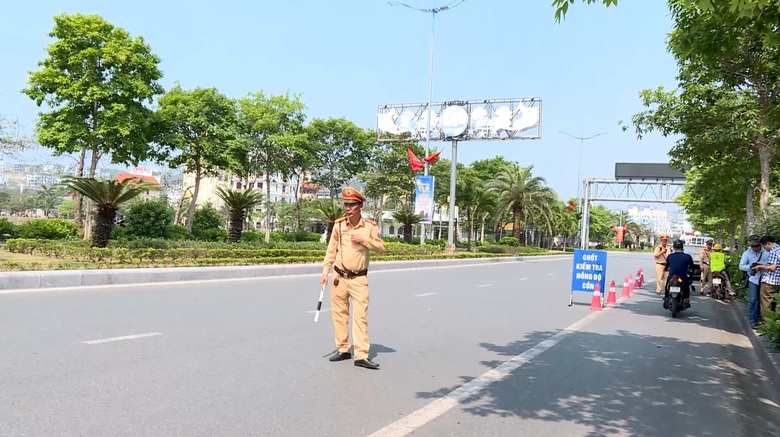 CSGT Quảng Ninh đội nắng, xuy&ecirc;n đ&ecirc;m xử l&yacute; vi phạm nồng độ cồn- Ảnh 4.