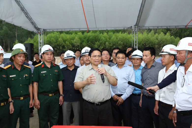 Thủ tướng h&agrave;i l&ograve;ng khi c&ocirc;ng trường cao tốc rộn tiếng m&aacute;y giữa kỳ nghỉ lễ 30/4- Ảnh 3.