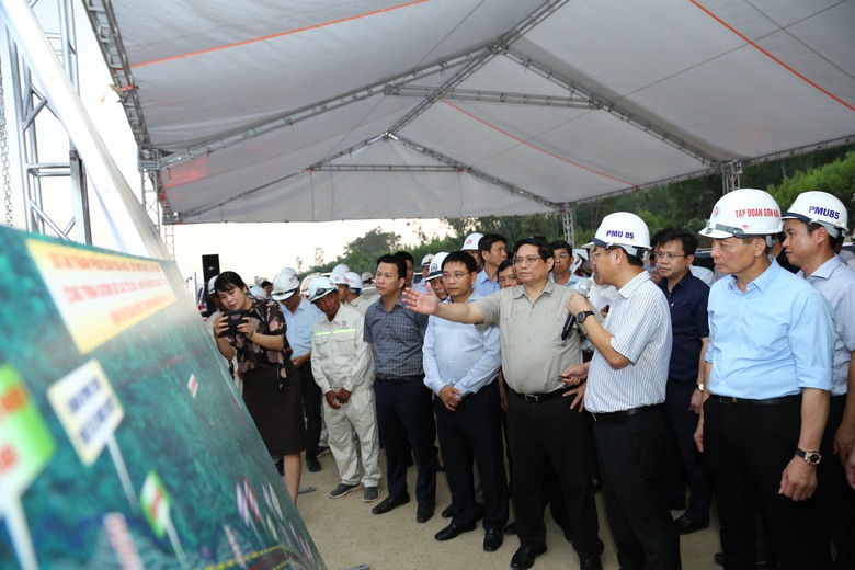 Thủ tướng h&agrave;i l&ograve;ng khi c&ocirc;ng trường cao tốc rộn tiếng m&aacute;y giữa kỳ nghỉ lễ 30/4- Ảnh 4.