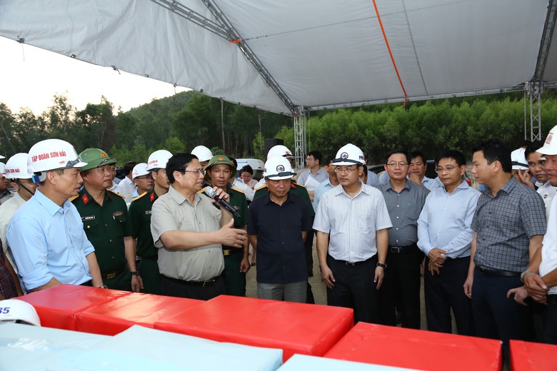 Thủ tướng h&agrave;i l&ograve;ng khi c&ocirc;ng trường cao tốc rộn tiếng m&aacute;y giữa kỳ nghỉ lễ 30/4- Ảnh 5.