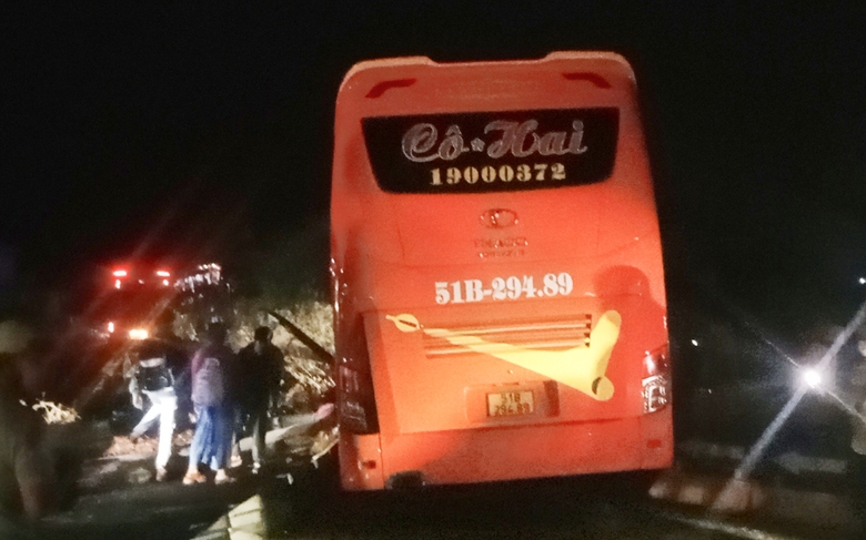 Hai xe kh&aacute;ch va chạm tr&ecirc;n đường Hồ Ch&iacute; Minh, 1 người tử vong, nhiều người bị thương