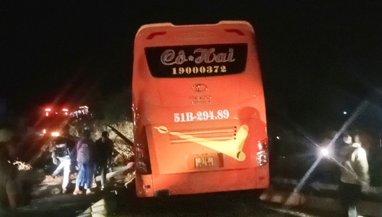 Hai xe khách va chạm trên đường Hồ Chí Minh, 1 người tử vong, nhiều người bị thương- Ảnh 1. Hai xe khách va chạm trên đường Hồ Chí Minh, 1 người tử vong, nhiều người bị thương- Ảnh 1.