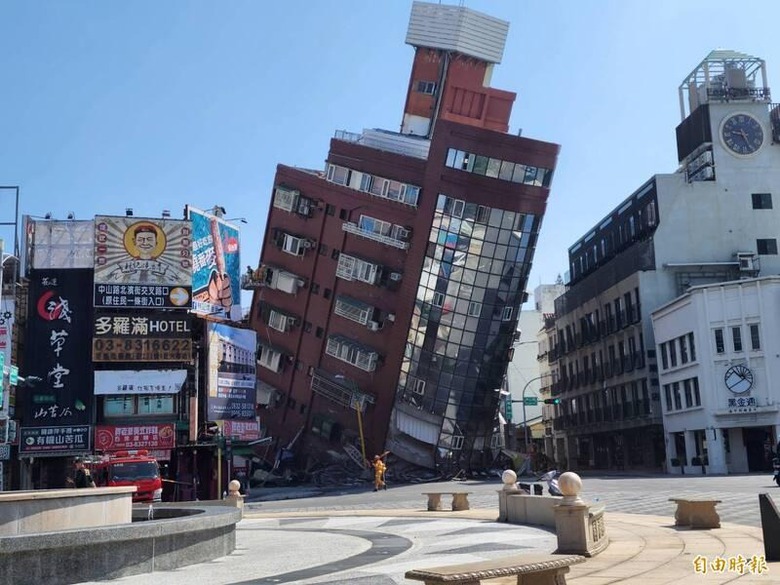 Một t&ograve;a nh&agrave; lớn đổ nghi&ecirc;ng ở Đ&agrave;i Loan sau trận động đất s&aacute;ng nay. (Ảnh: Taipei Times)