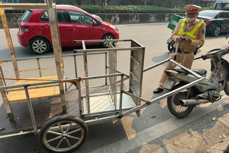 Con vi phạm giao th&ocirc;ng, bố say xỉn đến chốt CSGT đập xe- Ảnh 2.