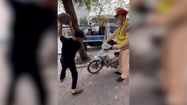 Con vi phạm giao th&ocirc;ng, bố say xỉn đến chốt CSGT đập xe- Ảnh 1.