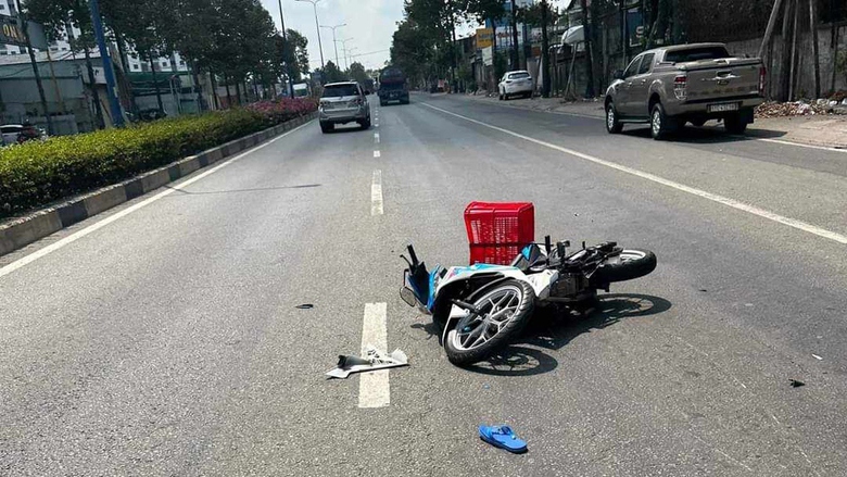 Cuộn th&eacute;p rơi từ xe đầu k&eacute;o xuống đường, một người đi xe m&aacute;y nhập viện cấp cứu- Ảnh 2.