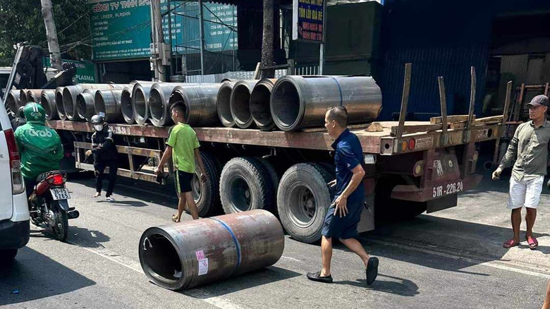 Cuộn th&eacute;p rơi từ xe đầu k&eacute;o xuống đường, một người đi xe m&aacute;y nhập viện cấp cứu- Ảnh 1.