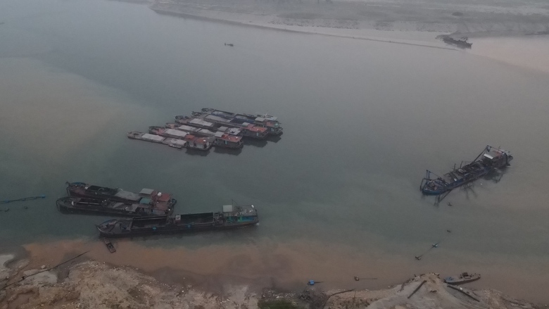 Bến cát không phép tiếp tay xe quá tải quần thảo vùng giáp ranh: Công an Hòa Bình vào cuộc- Ảnh 6. Bến cát không phép tiếp tay xe quá tải quần thảo vùng giáp ranh: Công an Hòa Bình vào cuộc- Ảnh 6.