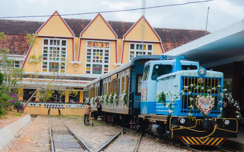Đường sắt chạy th&ecirc;m t&agrave;u tối tại Đ&agrave; Lạt