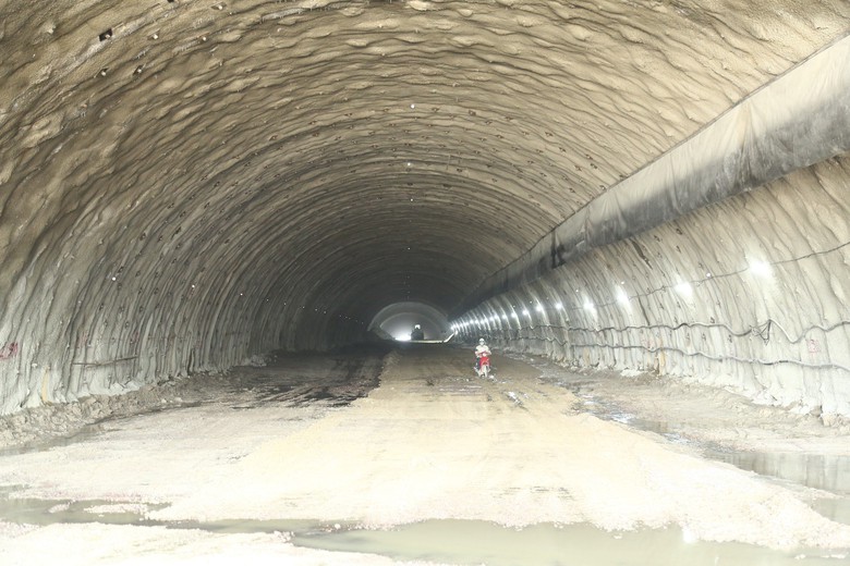 Th&ocirc;ng hầm Sơn Triệu, bứt ph&aacute; tiến độ cao tốc Quy Nhơn - Ch&iacute; Thạnh - Ảnh 9.
