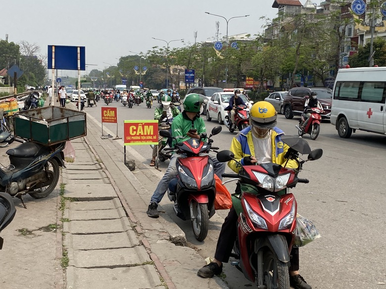 Loạt t&agrave;i xế bị xử l&yacute; lỗi dừng đỗ trước cổng Bệnh viện Bạch Mai- Ảnh 2.