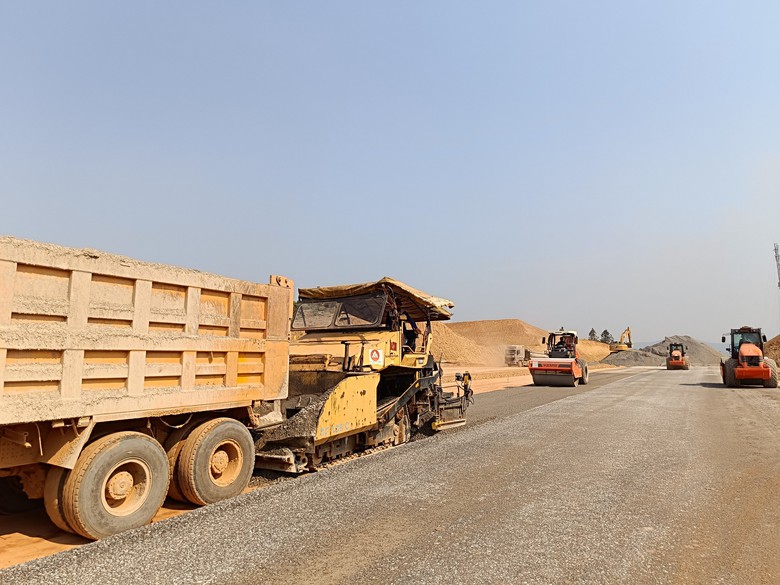 Đại c&ocirc;ng trường cao tốc Bắc - Nam giai đoạn 2 rầm rập tiếng m&aacute;y những ng&agrave;y cả nước nghỉ lễ- Ảnh 4.