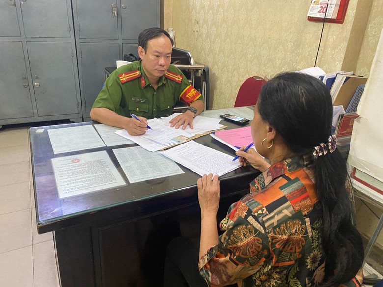 Người nghi b&aacute;n 3 quả dứa gi&aacute; 500 ngh&igrave;n đồng đ&atilde; đến tr&igrave;nh diện c&ocirc;ng an- Ảnh 1.