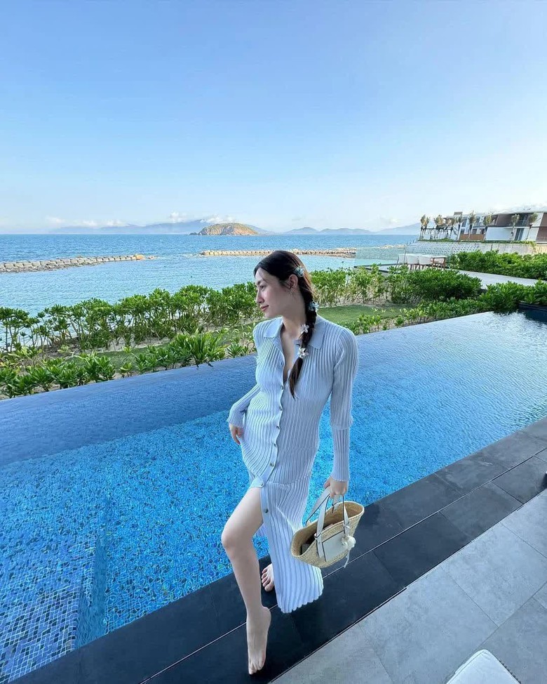 Sao Việt "trốn n&oacute;ng" 30/4-1/5: Khả Ng&acirc;n xuất ngoại, Kim Duy&ecirc;n diện bikini gợi cảm- Ảnh 5.