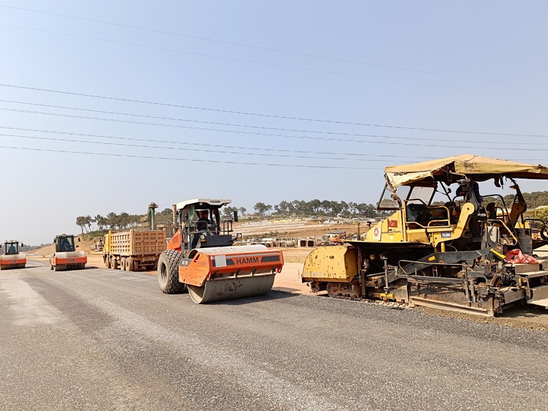 Đại c&ocirc;ng trường cao tốc Bắc - Nam giai đoạn 2 rầm rập tiếng m&aacute;y những ng&agrave;y cả nước nghỉ lễ- Ảnh 2.