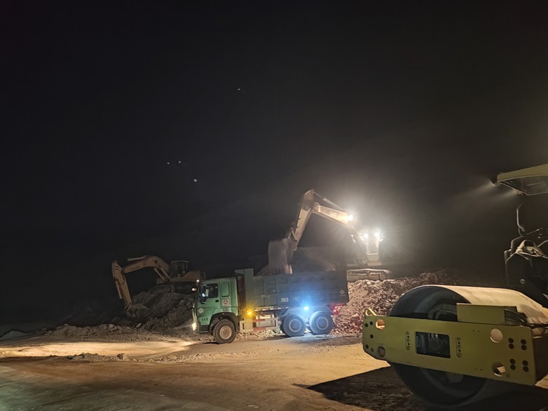 Đại c&ocirc;ng trường cao tốc Bắc - Nam giai đoạn 2 rầm rập tiếng m&aacute;y những ng&agrave;y cả nước nghỉ lễ- Ảnh 5.