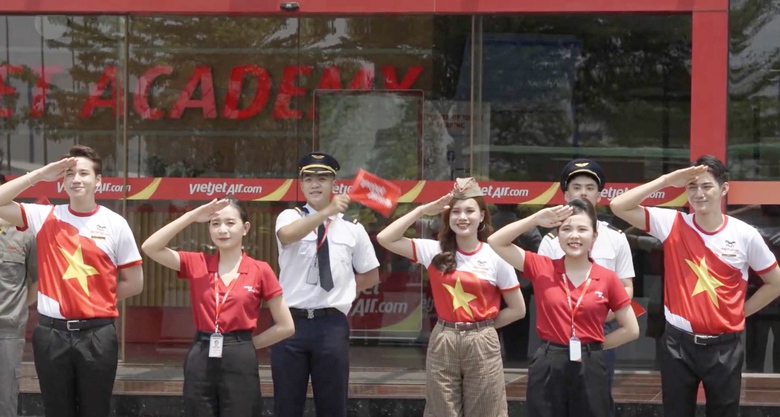 Bất ngờ với ca kh&uacute;c Hello Việt Nam đặc biệt mừng lễ 30/4 - 1/5- Ảnh 3.