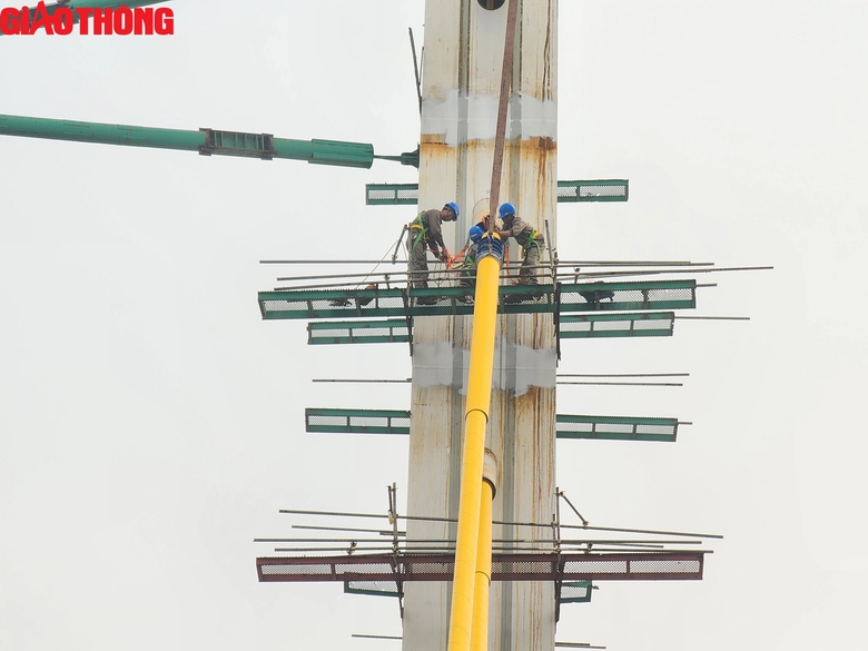 Cầu vượt đường sắt đường Nguyễn Tất Thành thi công xuyên lễ- Ảnh 5. Cầu vượt đường sắt đường Nguyễn Tất Thành thi công xuyên lễ- Ảnh 5.