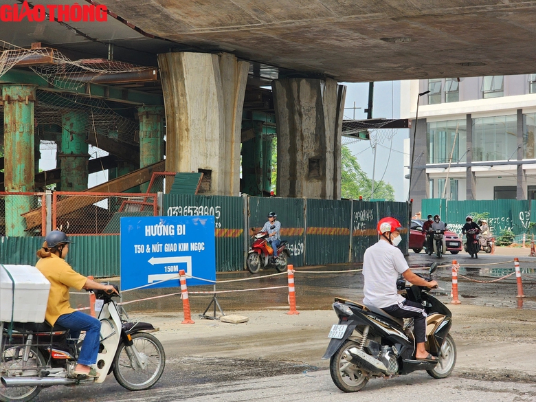 Cầu vượt đường sắt đường Nguyễn Tất Thành thi công xuyên lễ- Ảnh 9. Cầu vượt đường sắt đường Nguyễn Tất Thành thi công xuyên lễ- Ảnh 9.