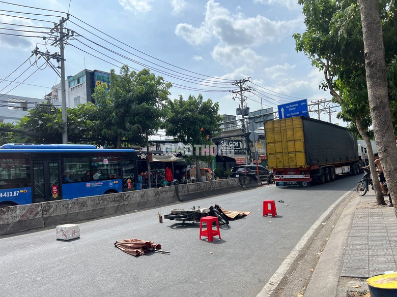 Người đàn ông tử vong sau va chạm với xe container- Ảnh 1.