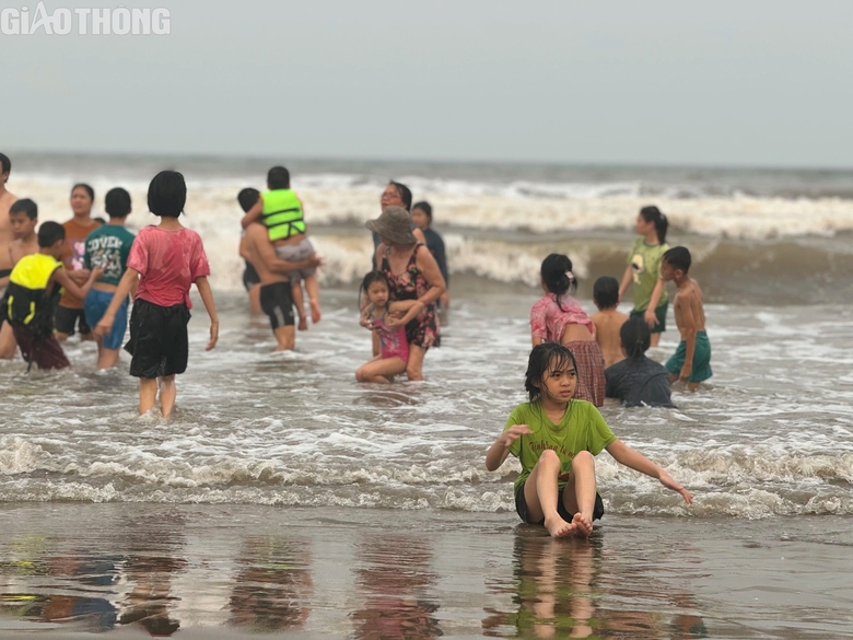 Nắng n&oacute;ng tr&ecirc;n 40 độ, h&agrave;ng ngh&igrave;n người tắm c&aacute;c b&atilde;i biển tự ph&aacute;t ở Thanh H&oacute;a- Ảnh 1.