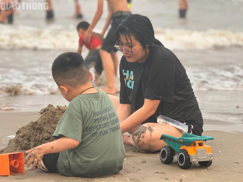 Nắng n&oacute;ng tr&ecirc;n 40 độ, h&agrave;ng ngh&igrave;n người tắm c&aacute;c b&atilde;i biển tự ph&aacute;t ở Thanh H&oacute;a- Ảnh 2.