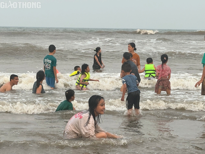 Nắng n&oacute;ng tr&ecirc;n 40 độ, h&agrave;ng ngh&igrave;n người tắm c&aacute;c b&atilde;i biển tự ph&aacute;t ở Thanh H&oacute;a- Ảnh 4.