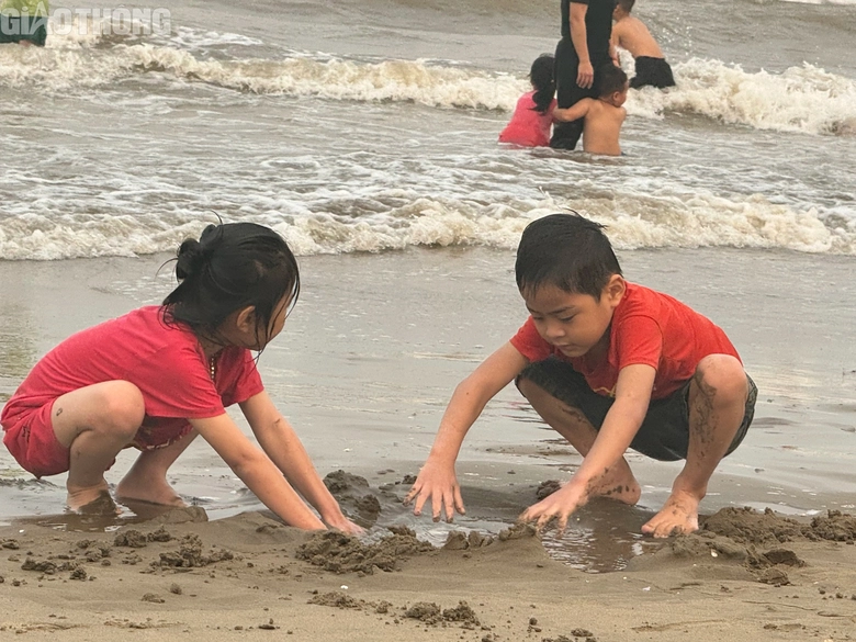 Nắng n&oacute;ng tr&ecirc;n 40 độ, h&agrave;ng ngh&igrave;n người tắm c&aacute;c b&atilde;i biển tự ph&aacute;t ở Thanh H&oacute;a- Ảnh 6.