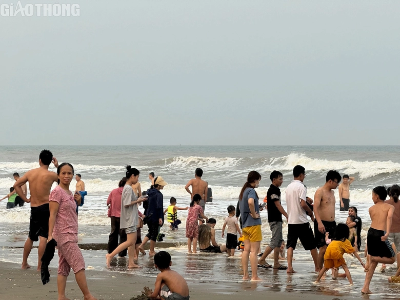 Nắng n&oacute;ng tr&ecirc;n 40 độ, h&agrave;ng ngh&igrave;n người tắm c&aacute;c b&atilde;i biển tự ph&aacute;t ở Thanh H&oacute;a- Ảnh 7.