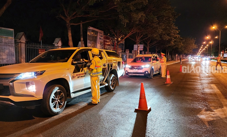 Vi phạm nồng độ cồn, t&agrave;i xế tuy&ecirc;n bố "cho lu&ocirc;n xe"- Ảnh 1.