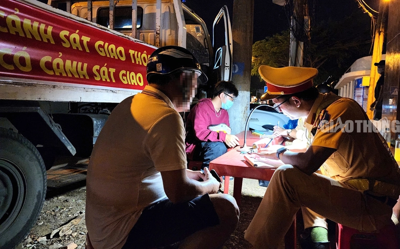 Vi phạm nồng độ cồn, t&agrave;i xế tuy&ecirc;n bố "cho lu&ocirc;n xe"- Ảnh 8.