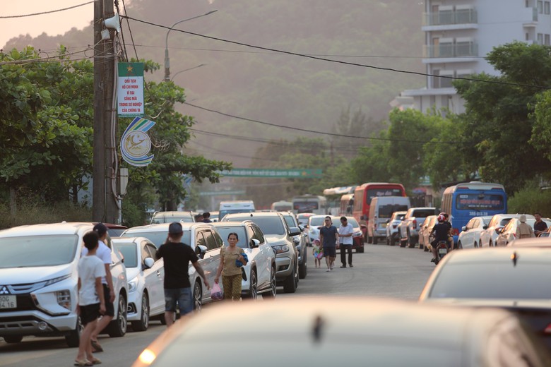 Nắng như đổ lửa, h&agrave;ng vạn người t&igrave;m về b&atilde;i biển đẹp nhất H&agrave; Tĩnh giải nhiệt- Ảnh 8.
