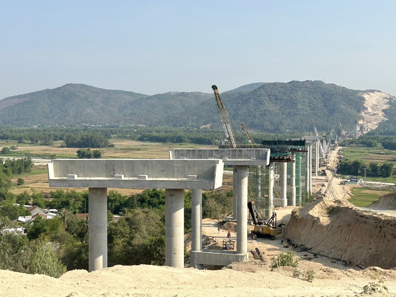 Đại c&ocirc;ng trường cao tốc Bắc - Nam giai đoạn 2 rầm rập tiếng m&aacute;y những ng&agrave;y cả nước nghỉ lễ- Ảnh 6.