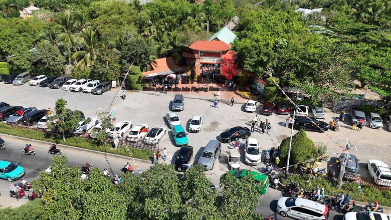 Nắng n&oacute;ng, c&aacute;c điểm du lịch ở Cần Thơ vẫn đ&ocirc;ng nghịt kh&aacute;ch- Ảnh 2.