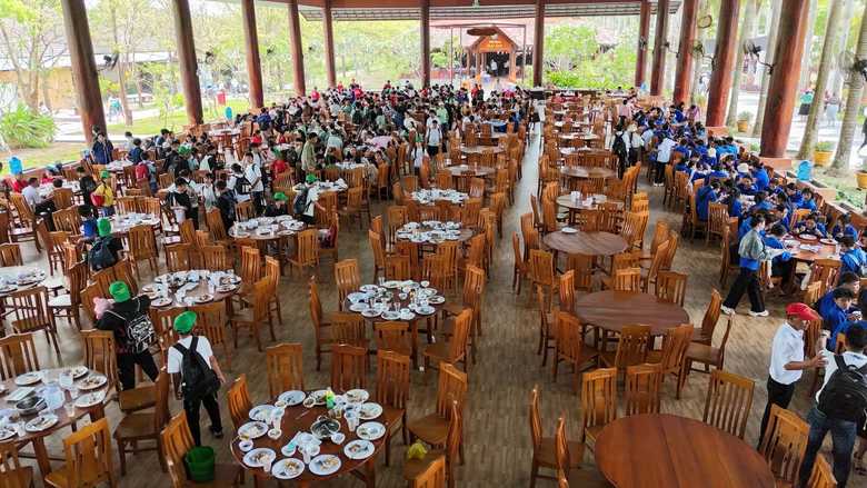 Nắng n&oacute;ng, c&aacute;c điểm du lịch ở Cần Thơ vẫn đ&ocirc;ng nghịt kh&aacute;ch- Ảnh 3.