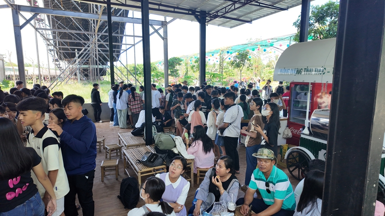 Nắng n&oacute;ng, c&aacute;c điểm du lịch ở Cần Thơ vẫn đ&ocirc;ng nghịt kh&aacute;ch- Ảnh 1.