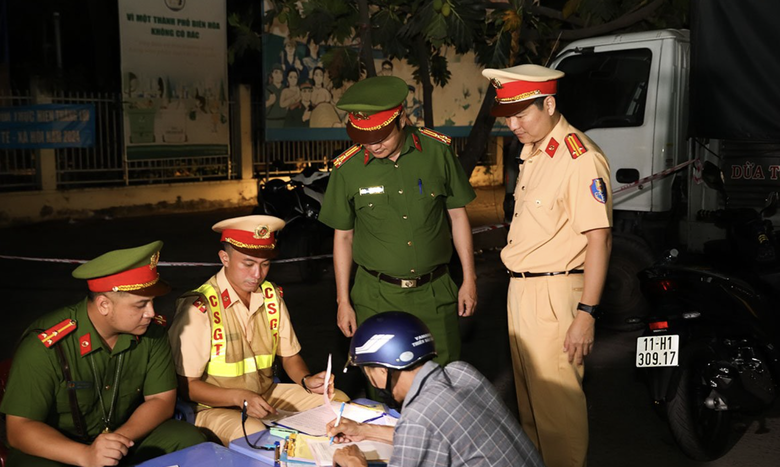 Nhậu ng&agrave;y lễ, nhiều t&agrave;i xế d&iacute;nh phạt nồng độ cồn- Ảnh 1.