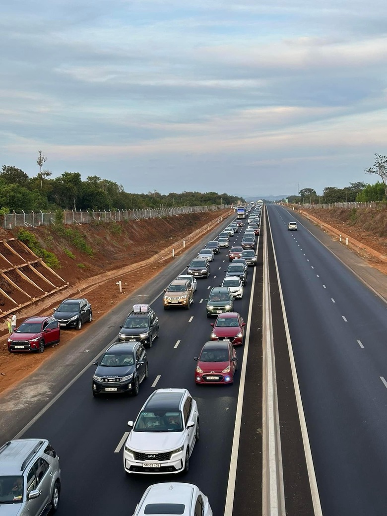Người d&acirc;n kết th&uacute;c kỳ nghỉ sớm, cao tốc Phan Thiết - Dầu Gi&acirc;y đ&ocirc;ng đ&uacute;c- Ảnh 4.