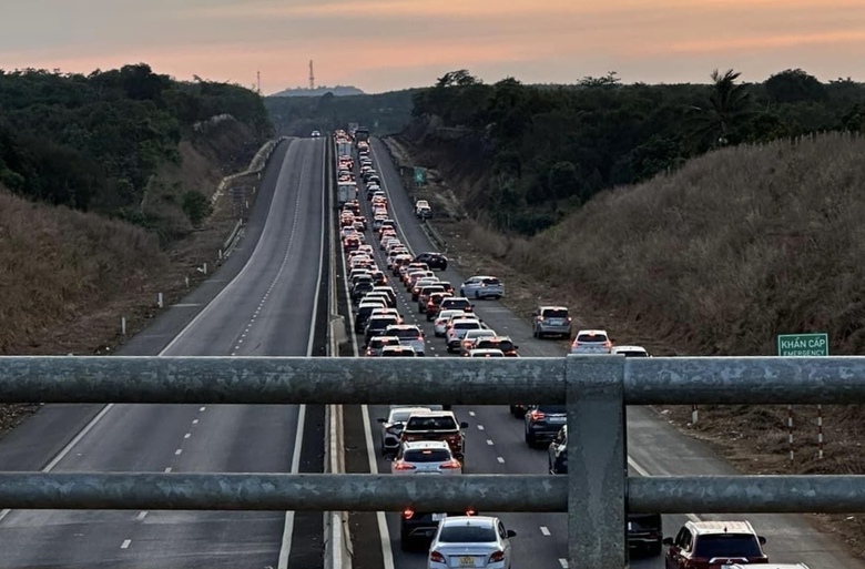 Người d&acirc;n kết th&uacute;c kỳ nghỉ sớm, cao tốc Phan Thiết - Dầu Gi&acirc;y đ&ocirc;ng đ&uacute;c- Ảnh 12.