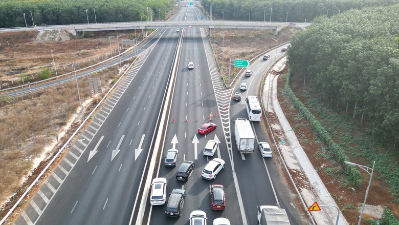 Người d&acirc;n kết th&uacute;c kỳ nghỉ sớm, cao tốc Phan Thiết - Dầu Gi&acirc;y đ&ocirc;ng đ&uacute;c- Ảnh 11.