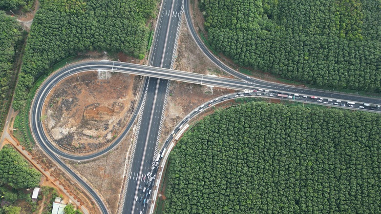 Người d&acirc;n kết th&uacute;c kỳ nghỉ sớm, cao tốc Phan Thiết - Dầu Gi&acirc;y đ&ocirc;ng đ&uacute;c- Ảnh 6.