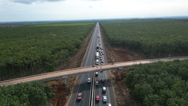 Người d&acirc;n kết th&uacute;c kỳ nghỉ sớm, cao tốc Phan Thiết - Dầu Gi&acirc;y đ&ocirc;ng đ&uacute;c- Ảnh 1.