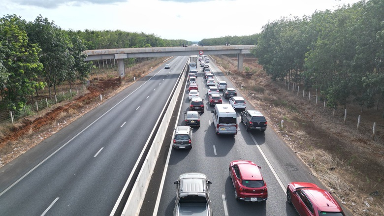 Người d&acirc;n kết th&uacute;c kỳ nghỉ sớm, cao tốc Phan Thiết - Dầu Gi&acirc;y đ&ocirc;ng đ&uacute;c- Ảnh 3.