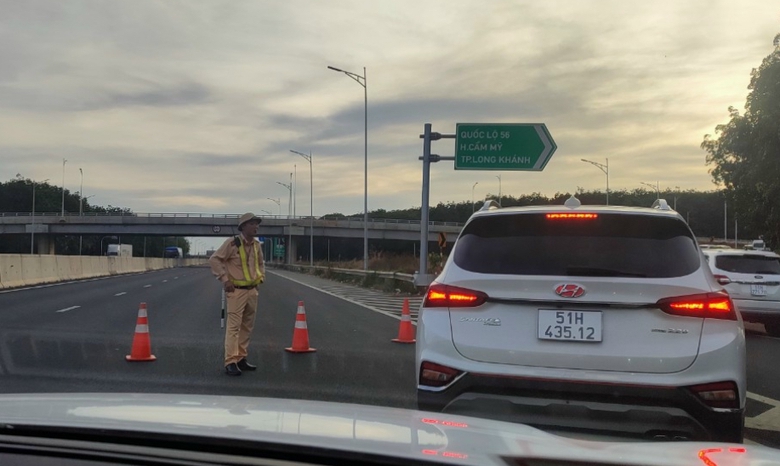 Người d&acirc;n kết th&uacute;c kỳ nghỉ sớm, cao tốc Phan Thiết - Dầu Gi&acirc;y đ&ocirc;ng đ&uacute;c- Ảnh 5.